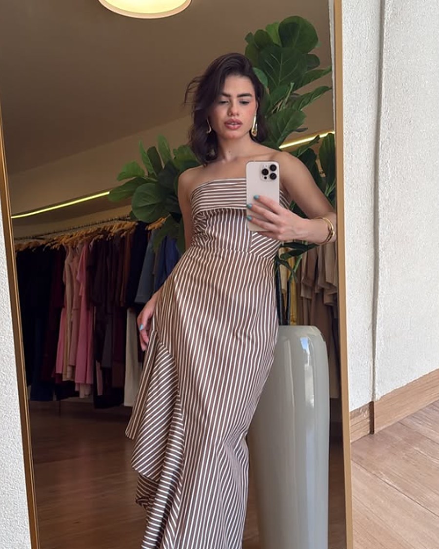 Vestido listrado café com babado assimétrico
