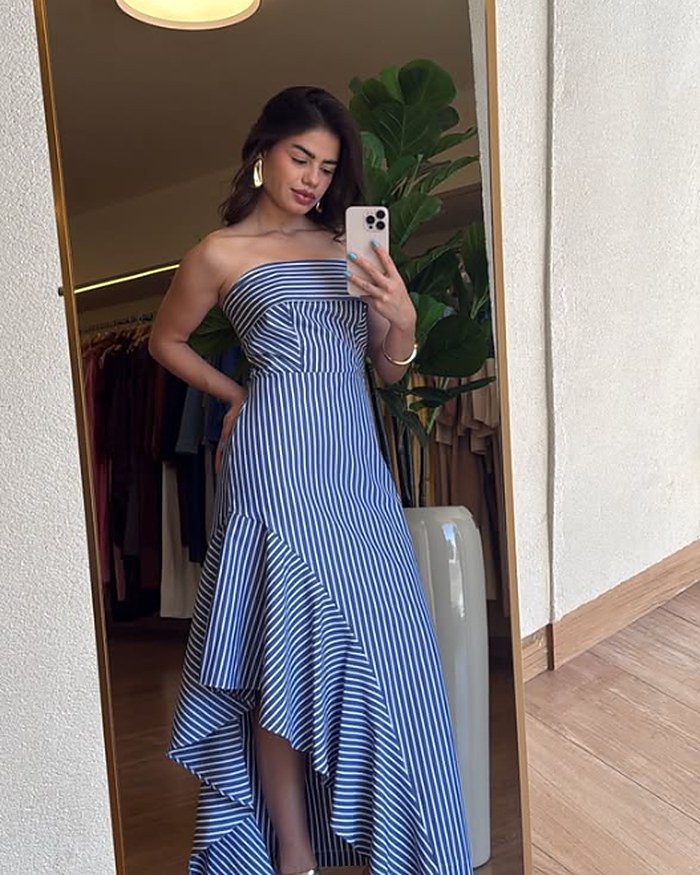 Vestido listrado azul com babado assimétrico