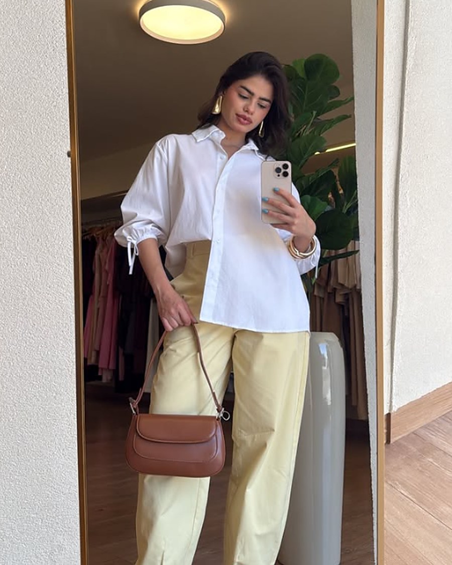 Look Nu Glamour em frente ao espelho da loja