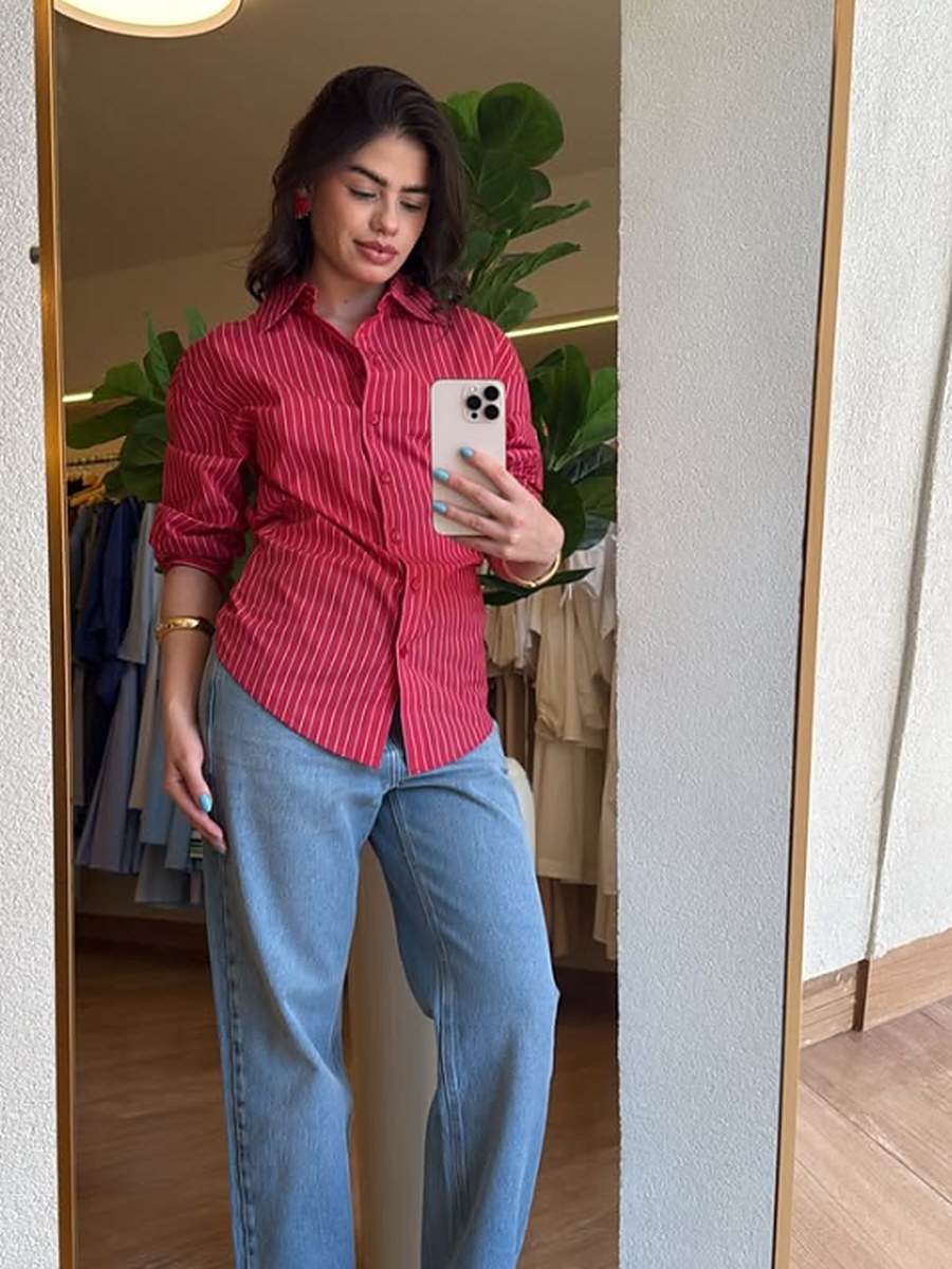 Camisa listrada vermelha com jeans